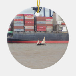 Ornamento De Cerâmica Iate minúsculo e navio de recipiente enorme