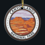 Ornamento De Cerâmica Ilha do Parque Nacional Canyonlands no Crachá do C<br><div class="desc">Design de arte vetorial de Canyonlands. O parque é conhecido por sua dramática paisagem desértica esculpida pelo Rio Colorado. A ilha no Céu é uma mesa imensa,  plana,  com uma visão panorâmica.</div>