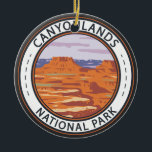 Ornamento De Cerâmica Ilha do Parque Nacional Canyonlands no Crachá do C<br><div class="desc">Design de arte vetorial de Canyonlands. O parque é conhecido por sua dramática paisagem desértica esculpida pelo Rio Colorado. A ilha no Céu é uma mesa imensa,  plana,  com uma visão panorâmica.</div>