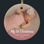 Ornamento De Cerâmica Imagem da primeira foto de Natal do Bebê Calligry<br><div class="desc">Este Enfeites de natal redondo oferece o primeiro tema de Natal de um bebê. O texto "Meu Natal de 1rua" aparece de branco sobre a foto. O texto personalizado permite adicionar o nome e o ano do recém-nascido.</div>