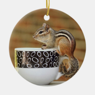 Ornamento De Cerâmica Imagem do Chipmunk com o copo de café de Latte