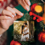 Ornamento De Cerâmica Imagem mínima e moderna do Casal de sobreposição<br><div class="desc">Ornamento mínimo e moderno do noivado de fotos do casal. Design simples e moderna com design de fotografia de cheio. Personalize com sua foto de noivado especial, ano e nome. Uma camada de fotos "engajada" em uma tipografia elegante. O enfeite perfeito com casais celebrando seu noivado e o primeiro Natal...</div>