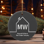 Ornamento De Cerâmica Imobiliário Imobiliário de Cinzas Personalizadas<br><div class="desc">Este Enfeites de natal personalizado de corretor de cinzas escuras é simples e sutil com o seu monograma e nome da empresa imobiliária em branco. Apresenta um contorno branco minimalista de uma casa. Presentes modernos de marketing de negócios.</div>