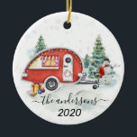 Ornamento De Cerâmica Inverno Feriado RV Camper Monogramas Neve<br><div class="desc">Esta design foi criada através da arte digital. Pode ser personalizada na área fornecida ou personalizada alterando a foto ou acrescentando suas próprias palavras. Entre em contato comigo em colorflowcreations@gmail.com se você quiser ter este design em outro produto ou mudar o número, o sexo ou a cor do cabelo dos...</div>