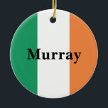 Ornamento De Cerâmica Irish Flag Colors Irish Surname Custom (Cores de s<br><div class="desc">Frente: personalizável com seu sobrenome neste fundo de bandeira irlandesa verde,  branca e laranja. Trás: Mesma bandeira irlandesa design como a frente.</div>