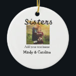 Ornamento De Cerâmica Irmãs besties BFF adiciona nome de foto família<br><div class="desc">Design</div>