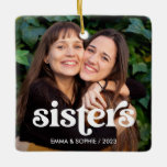 Ornamento De Cerâmica Irmãs | Sobreposição de texto boho com duas fotos<br><div class="desc">Este Enfeites de natal simples e na moda apresenta duas de suas fotos pessoais,  juntamente com a palavra "irmãs" na tipografia moderna boho branca.</div>