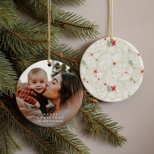 Ornamento De Cerâmica Ivory Festivo Foto Botânica (Ivory festive botanical watercolor ornament featuring personalized names and photo.)