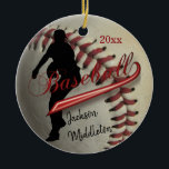 Ornamento De Cerâmica Jogador de ⚾ de Baseball Vintage - Vermelho<br><div class="desc">Enfeites de natal do jogador de beisebol. Faz um presente personalizado de excelente para um jogador de beisebol. ⭐ Certifique-se de que o texto está dentro da área de segurança do traço verde. ✔ NOTA: APENAS MUDE AS ÁREAS MODELO NECESSÁRIAS! 😀 Se necessário, você pode remover o texto e começar...</div>