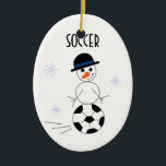 Ornamento De Cerâmica Jogador de Futebol Snowman<br><div class="desc">Um design de jogador de futebol bonitinho com um bonitinho de neve apresentando um boneco de neve com uma bola de futebol para parte de seu corpo. Um chapéu de cima e um nariz de cenoura o acenam.</div>