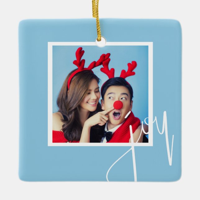 Ornamento De Cerâmica Joy Blue e White Personalised Holiday Photo (Frente)