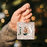 Ornamento De Cerâmica Joy Love Modern Type Geométrico Family Foto rosa<br><div class="desc">Design de decoração de fotos do tema de Natal moderno e na moda. A design apresenta a palavra "JOY" com a letra "O" criada com a sua própria foto personalizada da família. O círculo geométrico concêntrico de ouro falso moderno enquadra a foto. Luzes brancas de neve brilham no fundo. O...</div>