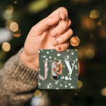 Ornamento De Cerâmica Joy Love Modern Type Geométrico Family Photo Green<br><div class="desc">Design de decoração de fotos do tema de Natal moderno e na moda. A design apresenta a palavra "JOY" com a letra "O" criada com a sua própria foto personalizada da família. O círculo geométrico concêntrico de ouro falso moderno enquadra a foto. Luzes brancas de neve brilham no fundo. O...</div>
