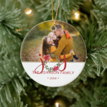 Ornamento De Cerâmica JOY Watercolor Christmas Wreath Photo<br><div class="desc">O ornamento da coroa de Natal JOY apresenta a palavra JOY e a coroa como "O". Adicione a sua foto favorita,  o nome da família e o ano.</div>