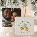 Ornamento De Cerâmica Kitschy Bell Primeiro Natal Envolvido Keepsasasasa<br><div class="desc">O primeiro Natal engajou o enfeite personalizado com a foto no fundo. Criado de sinos e arcos de aquarela desenhados à mão. Arte original de Leslie Larson.</div>