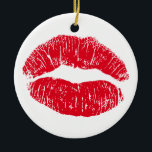 Ornamento De Cerâmica Lábios de beijos vermelhos<br><div class="desc">Lábios de beijos vermelhos formam um padrão que pode ser feito com batom. É algo para o seu amor no Dia do Namorados ou em qualquer outra época do ano que você se sinta romântico. Aproveite o romance deste padrão de beijos de lábios.</div>