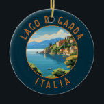 Ornamento De Cerâmica Lago di Garda Italia Circular retrógrada<br><div class="desc">Design de arte vetorial do Lago Garda. O lago Garda,  na Itália norte,  é conhecido pela sua água cristalina. No extremo sul,  a cidade de Sirmione é dominada pela Rocca Scaligera,  uma fortaleza com visões portuárias.</div>