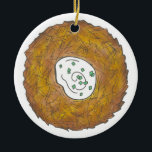 Ornamento De Cerâmica Latkes Feliz Hanukkah Chanukah Feriados Judeus<br><div class="desc">Design apresenta um marcador original ilustrativo de uma deliciosa panqueca de batata latke revestida com creme azedo, um grampeador na cozinha de férias judaica. Ideal para comemorações de Hanukkah! Apenas personalize com sua informação. Este design de latas de Chanukah também está disponível em outros produtos. Muitos designs adicionais estão também...</div>