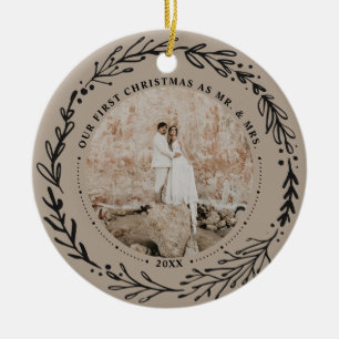 Ornamento De Cerâmica Leafy Wreath & Sra. Primeiro Natal Casado