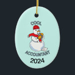 Ornamento De Cerâmica Legal Contador Snowman<br><div class="desc">Legal texto de contador com um boneco de neve com uma calculadora e uma folha de reembolso de impostos aos seus pés é um design de presente engraçado para contadores públicos certificados e alunos de contabilidade. A data pode ser alterada.</div>