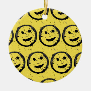 Ornamento De Cerâmica Legal Sleep Happy Smiling padrão facial amarelo