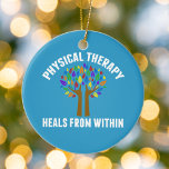 Ornamento De Cerâmica Linda Citação Inspiradora de Terapia Física<br><div class="desc">A Terapia Física Cura De Dentro. Um fofo fisioterapeuta cita um presente com uma bela árvore com folhas do arco-íris e ajudando as mãos como os membros da árvore que as levantam. Motivação e belo presente para um PT.</div>