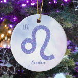 Ornamento De Cerâmica Lindo Símbolo de Astrologia de Leo Personalizado R<br><div class="desc">Este Enfeites de natal bonito,  roxo personalizado e lavanda Leo apresenta seu sinal astrológico do Zodíaco em um belo brilho como as constelações. Personalize este presente fofo com o seu nome em lindos programas cursivos para alguém que faz aniversário no final de julho ou no início de agosto.</div>