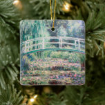 Ornamento De Cerâmica Lírios de Água Brancos | Claude Monet<br><div class="desc">Lírios Brancos (1899) | Os lírios brancos de Claude Monet são uma pintura serena e cativante da sua série icônica de lírios aquáticos. Esse trabalho retrata uma lagoa tranquila adornada com delicadas flores brancas de lírio e almofadas verdes de lírio flutuando em sua superfície refletora. O estilo impressionista de Monet...</div>
