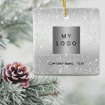 Ornamento De Cerâmica Logotipo da empresa comercial, cintilação prateada<br><div class="desc">Um fundo de gradiente prateado falso de na moda,  decorado com falso brilho prateado,  brilhos. Personalize e adicione o logotipo de sua empresa e sua empresa e um texto. Se quiser que o item fique sem texto,  use sua chave de espaço traseiro para excluí-lo.</div>