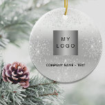 Ornamento De Cerâmica Logótipo da empresa comercial elegante prata glitt<br><div class="desc">Um fundo de gradiente prateado falso de na moda,  decorado com falso brilho prateado,  brilhos. Personalize e adicione o logotipo de sua empresa e sua empresa e um texto. Se quiser que o item fique sem texto,  use sua chave de espaço traseiro para excluí-lo.</div>