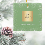 Ornamento De Cerâmica Logotipo da empresa de cintilação verde-prata verd<br><div class="desc">Um clássico fundo verde sábio,  decorado com falso brilho prateado,  brilhos. Personalize e adicione o logotipo de sua empresa e sua empresa e um texto. Se desejar sem texto,  use sua chave de espaço traseiro para excluí-la.</div>
