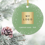 Ornamento De Cerâmica Logotipo da empresa de cintilação verde-prata verd<br><div class="desc">Um clássico fundo verde sábio,  decorado com falso brilho prateado,  brilhos. Personalize e adicione o logotipo de sua empresa e sua empresa e um texto. Se desejar sem texto,  use sua chave de espaço traseiro para excluí-la.</div>