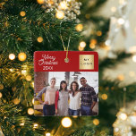Ornamento De Cerâmica Logotipo da foto corporativa Vermelho moderno de N<br><div class="desc">Cor de fundo vermelha clássica,  texto branco. Texto: Feliz Natal. Personalize e adicione seu logotipo comercial,  foto e um ano.</div>