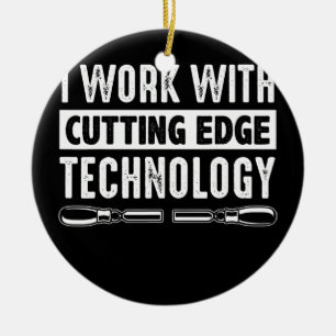 Ornamento De Cerâmica Madeira Que Se Escreve Eu Trabalho Com O Cortador