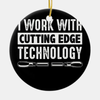 Ornamento De Cerâmica Madeira Que Se Escreve Eu Trabalho Com O Cortador