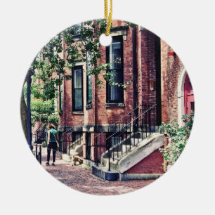 Ornamento De Cerâmica Mães de Boston - Caminhando o Cachorro na Rua Mont