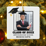 Ornamento De Cerâmica Mais velho de Graduação Personalizado Retrato Foto<br><div class="desc">Este Enfeites de natal de formando personalizado apresenta a sua fotografia de graduação debaixo de um boné de formando preto. Personalize com o seu ano de aula,  a escola,  e dê o nome de um presente de excelente para um estudante de pós-graduação.</div>