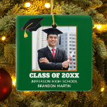 Ornamento De Cerâmica Mais velho de Graduação Verde Personalizado Foto 2<br><div class="desc">Este Enfeites de natal mais velho de ouro verde personalizado apresenta a sua fotografia de graduação por baixo de um boné de formando preto. Personalize com o seu ano de aula,  a escola,  e dê o nome de um presente de excelente para um estudante de pós-graduação.</div>
