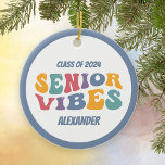 Ornamento De Cerâmica Mais velho Vibes Classe de Natal de 2025 Formando<br><div class="desc">Um presente retrorreflector divertido para o mais velho de graduação. Este Enfeites de natal mostra o texto do estilo da década de 1970 que diz "vibrações do mais velho". Personalize com o nome do formando.</div>