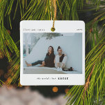 Ornamento De Cerâmica Manutenção de Fotografias da Melhor Irmã do Mundo<br><div class="desc">Um ornamento de árvore de natal de Natal de na moda com a tipografia clássica "a melhor irmã do mundo" em preto sobre um fundo branco mínimo e limpo. A foto, o texto, o(s) nome(s) e o ano podem ser facilmente personalizados para tornar este ornamento exclusivo e pessoal para você....</div>