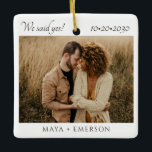 Ornamento De Cerâmica Manutenção de Fotografias de Noivado Russo de Scri<br><div class="desc">Um simples momento noivado com uma tipografia moderna minimalista,  seus primeiros nomes e a data do seu noivado. Um adorável cenário informal rústico na natureza. Personalize com sua própria foto de noivado especial.</div>