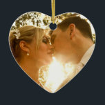 Ornamento De Cerâmica Manutenção de Fotografias do casal<br><div class="desc">Adicione sua foto e nomes e data a este Enfeites de natal bonito. Você pode adicionar uma foto de casamento ou sua foto favorita de você e seu namorado ou marido na área personalizada. Na parte de trás do ornamento,  adicione seus nomes e data.</div>