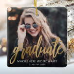 Ornamento De Cerâmica Manutenção de Script Dourado Personalizado de Foto<br><div class="desc">Este ornamento de graduação de manutenção apresenta a foto personalizada do formando, o nome e o ano de aula, juntamente com a palavra "Formando" na elegante caligrafia de folha de ouro falso. Um presente ideal para um segundo grau ou formando universitário ou para os seus pais. A foto e o...</div>