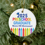 Ornamento De Cerâmica Manutenção Personalizada do Formando da pré-escola<br><div class="desc">Este Enfeites de natal personalizável de graduação pré-escolar 2025 apresenta um boné legal acima do escrevendo colorido e uma fileira de lápis no arco-íris. Adicione a foto do seu filho atrás. Bonito presente de manutenção do formando Pré-K em cores divertidas com sua personalização personalizada. Parabéns para nossos formandos pré-K!</div>