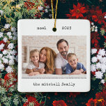 Ornamento De Cerâmica Máquina de escrever minimalista | Duas fotos e tex<br><div class="desc">Estes ornamentos de Natal simples e minimalistas apresentam sua foto pessoal favorita na frente, junto com seu nome e o ano em texto de aparência de máquina de escrever negra. A parte traseira apresenta outra das suas fotos, iluminada com uma sobreposição para que você possa adicionar texto ou nomes adicionais...</div>
