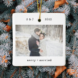 Ornamento De Cerâmica Máquina de escrever minimalista | Feliz e Foto cas<br><div class="desc">Estes enfeites de Natal simples e minimalistas mostram a sua foto favorita de casamento na frente, juntamente com as suas iniciais, o ano, e as palavras "feliz e casado" na máquina de escrever negra. A parte traseira apresenta outras fotos de seu casamento, iluminadas com uma sobreposição para que você possa...</div>