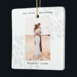 Ornamento De Cerâmica Máquina Floral de cinza | Feliz e Foto casada<br><div class="desc">Máquina de escrever espiral a preto,  branco e cinza | Feliz e ornamento fotográfico casado cerâmico</div>