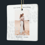 Ornamento De Cerâmica Máquina Floral de cinza | Feliz e Foto casada<br><div class="desc">Máquina de escrever espiral a preto,  branco e cinza | Feliz e ornamento fotográfico casado cerâmico</div>