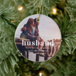 Ornamento De Cerâmica Marido | Foto do Natal Sentimental Keepsasasaame<br><div class="desc">Celebre o seu amor e as memórias que partilhou com o nosso marido, Foto Sentimental, que mantém o Ornamento Cerâmico de Natal. Perfeito para honrar seu vínculo, este ornamento personalizado permite que você apresente uma foto favorita com seu marido, fazer-a um presente de feriado inesquecível. Feito de cerâmica premium, oferece...</div>