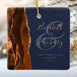 Ornamento De Cerâmica marinho Azul de Agata Laranja Queimada de 1rua de<br><div class="desc">Este elegante ornamento moderno apresenta uma cor de água laranja queimada, design, cortada com uma falso brilho dourado. Personalize facilmente o texto dourado sobre um fundo azul marinho, com os nomes da noiva e do noivo em uma caligrafia caprichosa sobre um grande e grande alcance. As palavras "Primeiro Natal Casado"...</div>